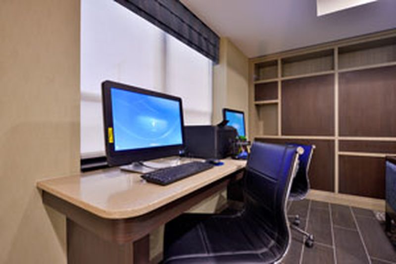 Staten Island Hotel Rooms with King Bed